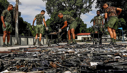 Aplastadas cuatro mil armas en Río de Janeiro